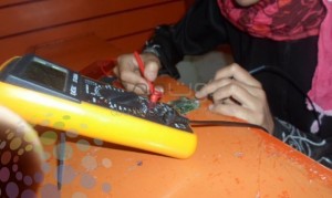 أول فتاة تعمل بصيانة الهواتف المحمولة في أسوان