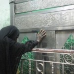 عجوز أمام مقام بأسوان