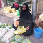 سيدة تبيع الأبرية